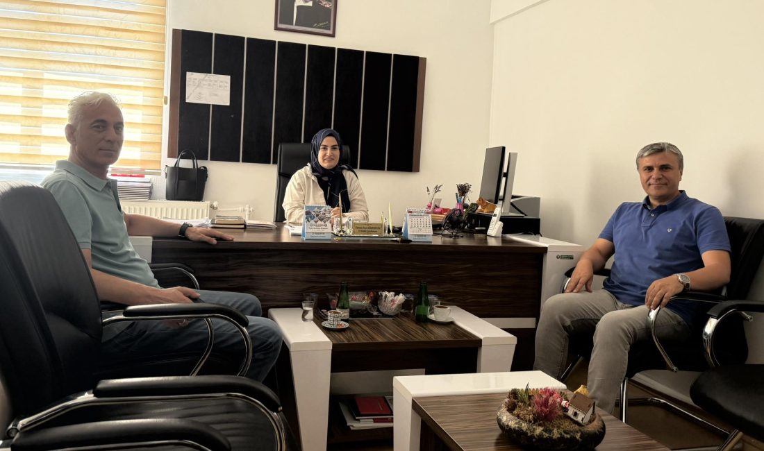 Sağlık-Sen Aksaray Şube Başkanı Rıfat Kaya, sendika temsilcileriyle birlikte Aile