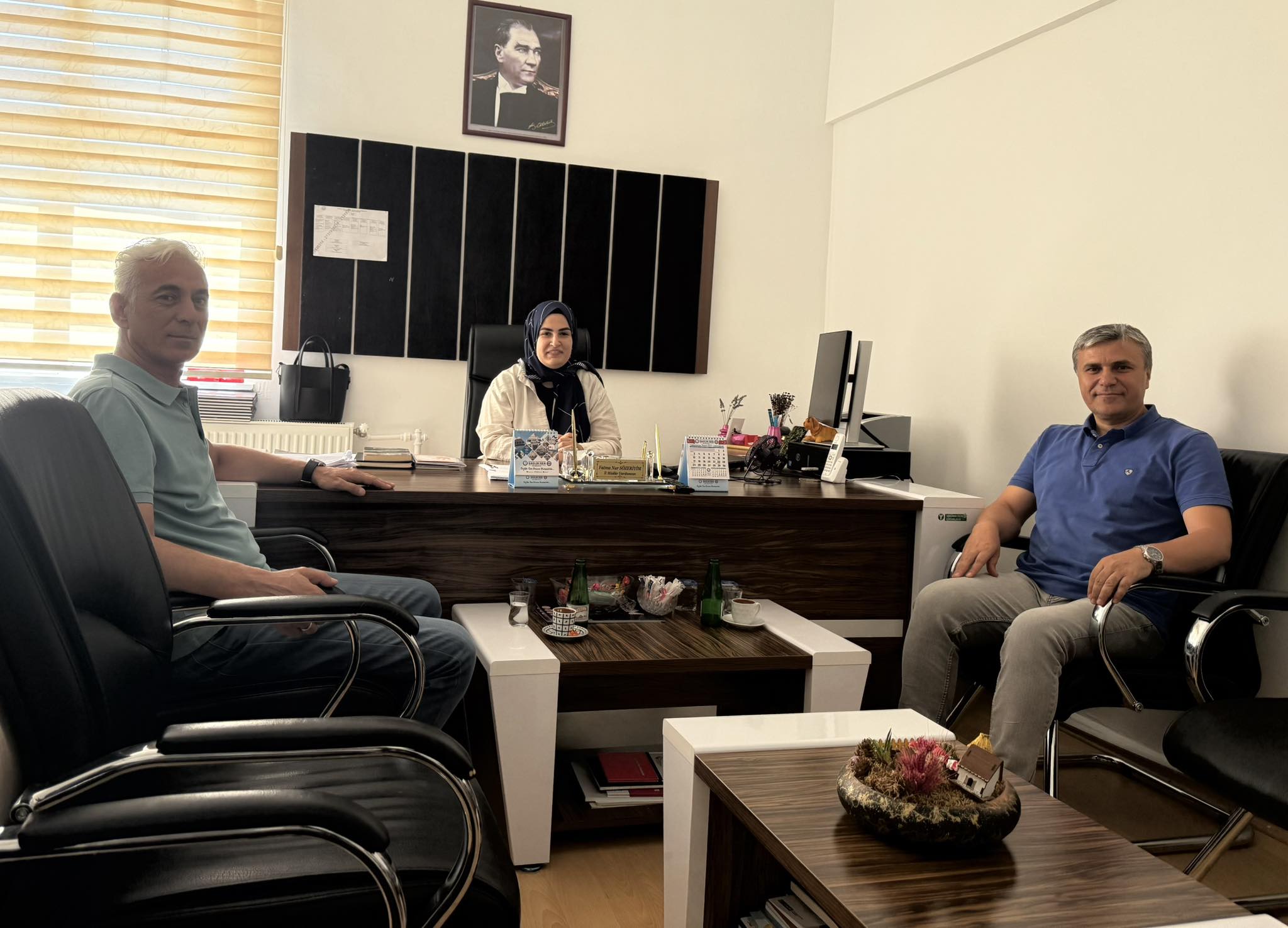 Sağlık-Sen Aksaray Şube Başkanı Rıfat Kaya, sendika temsilcileriyle birlikte Aile