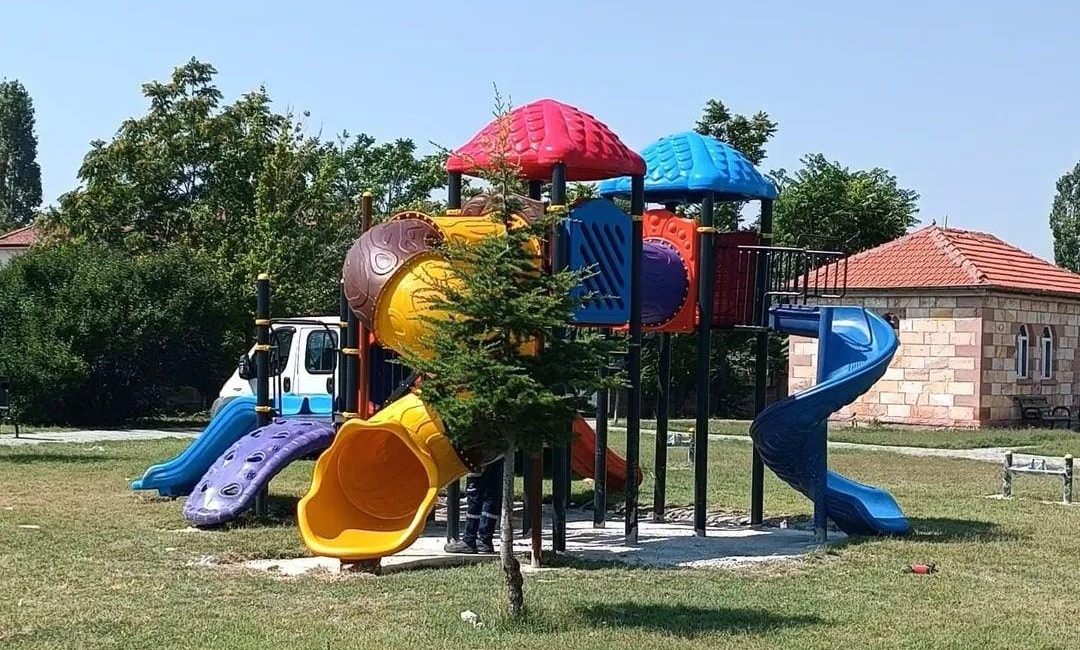Saratlı Belediyesi, kasaba merkezinde yer alan belediye arkasındaki parkta bakım