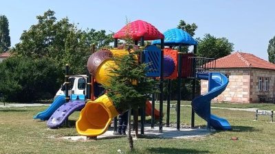Saratlı Belediyesi, kasaba merkezinde yer alan belediye arkasındaki parkta bakım