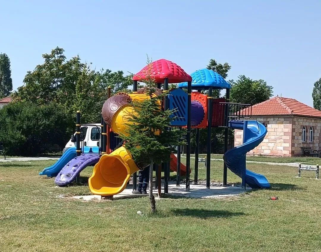 Saratlı Belediyesi, kasaba merkezinde yer alan belediye arkasındaki parkta bakım