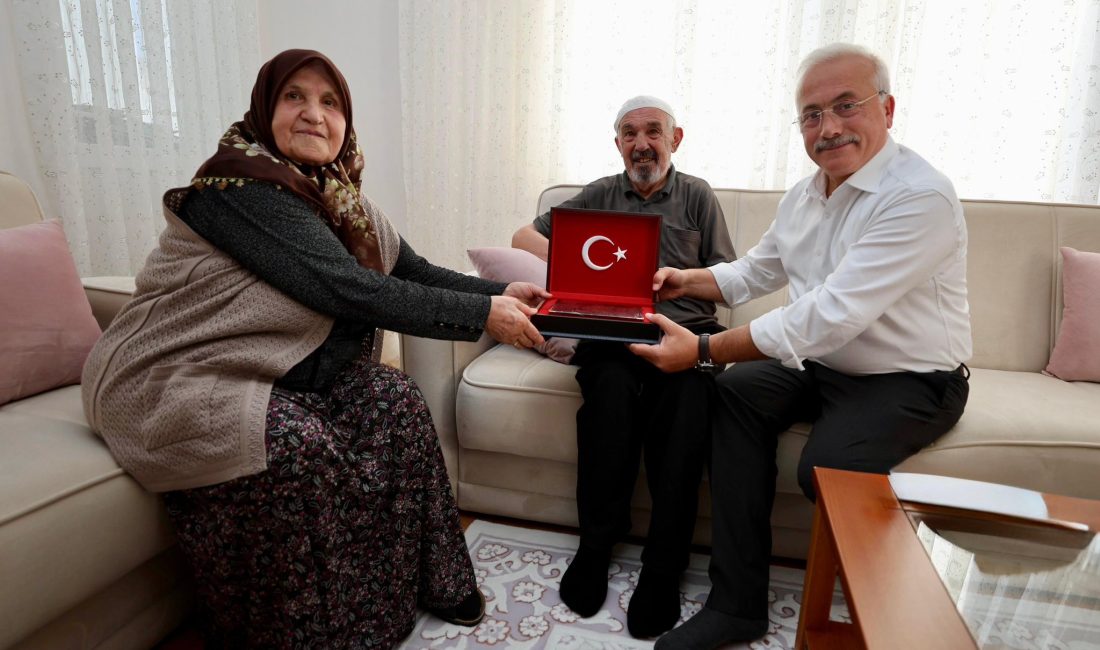 Aksaray Valisi Mehmet Ali Kumbuzoğlu, şehit Ali Çakır’ın ailesi ile
