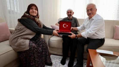 Aksaray Valisi Mehmet Ali Kumbuzoğlu, şehit Ali Çakır’ın ailesi ile