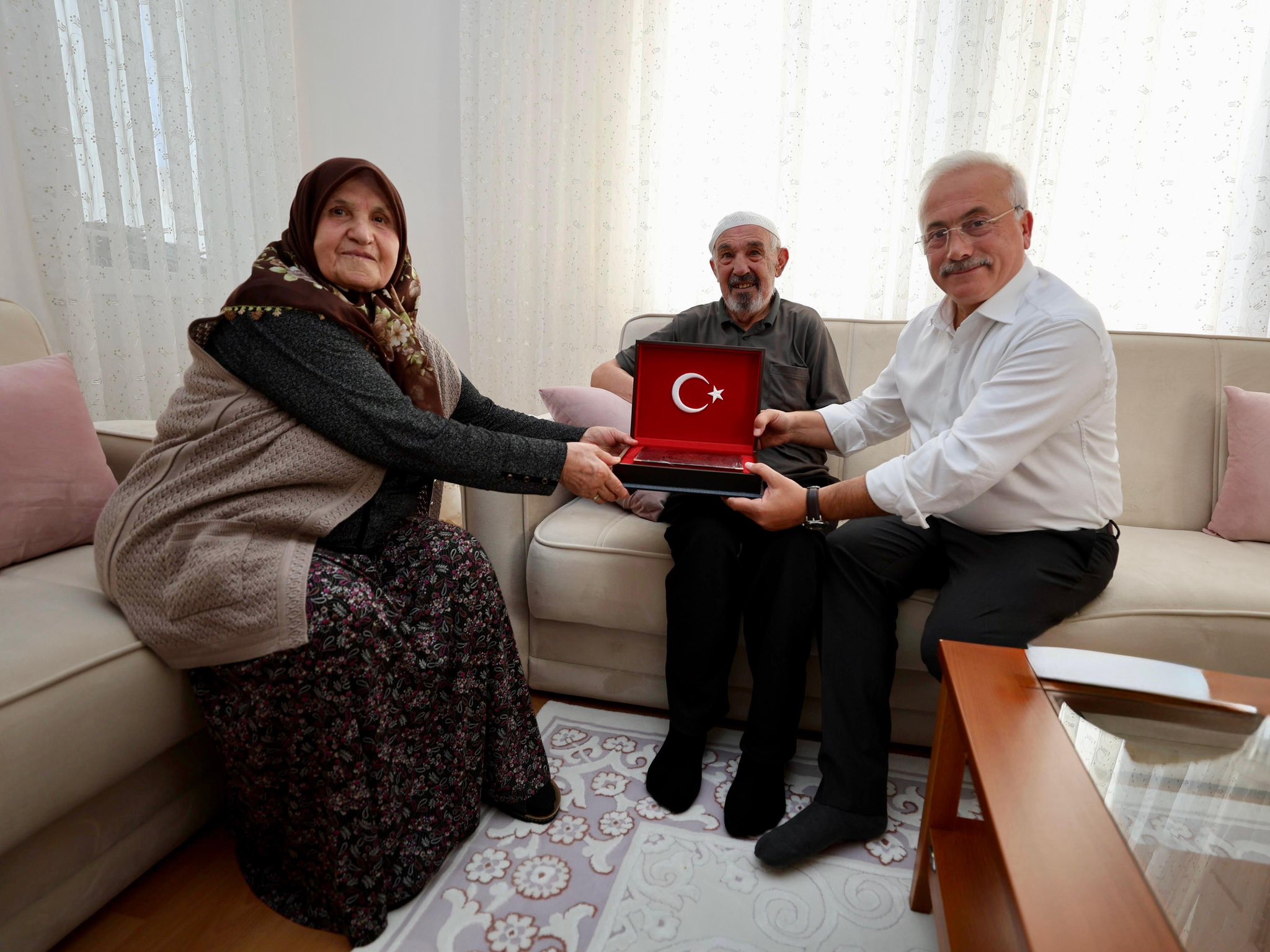 Aksaray Valisi Mehmet Ali Kumbuzoğlu, şehit Ali Çakır’ın ailesi ile