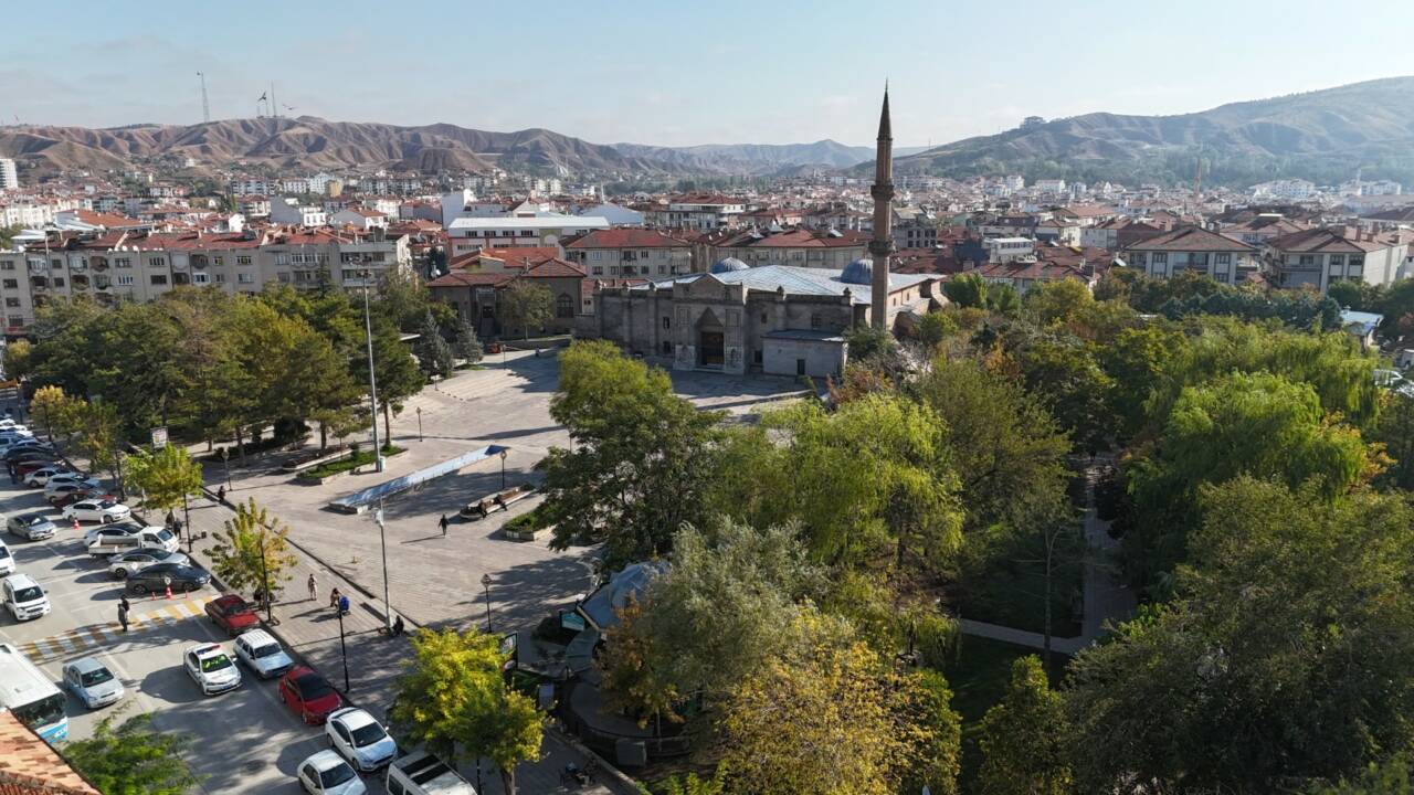 Aksaray Belediyesi tarafından şehir geneline kurulan ücretsiz Wi-Fi ağlarıyla vatandaşlar