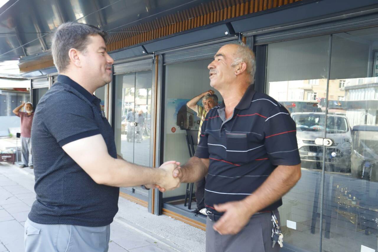 Aksaray Belediye Başkanı Dr. Evren Dinçer, ayakkabı boyacısı esnafını ziyaret