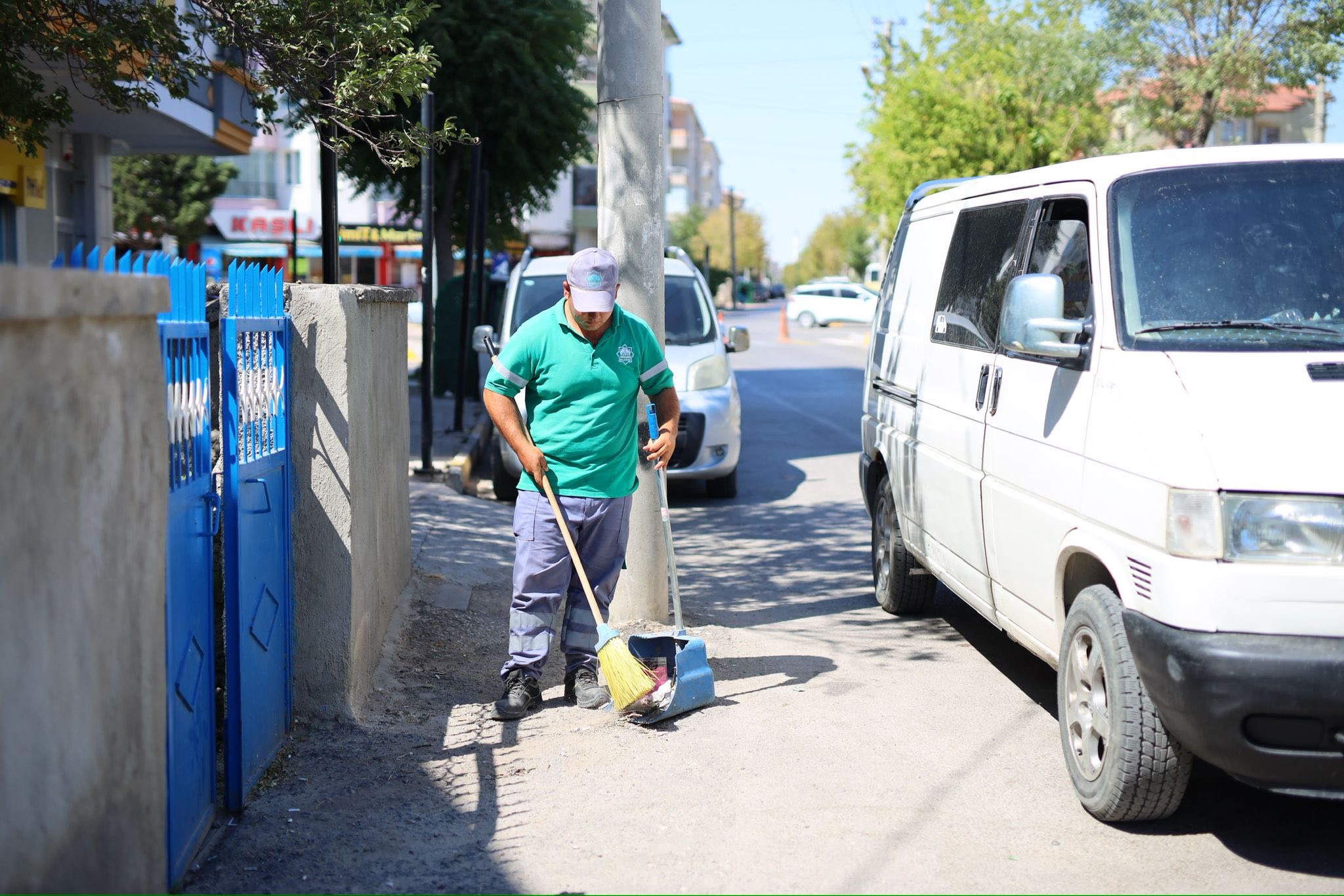 Aksaray Belediyesi, şehir genelinde başlattığı kapsamlı temizlik çalışmalarıyla cadde, sokak,