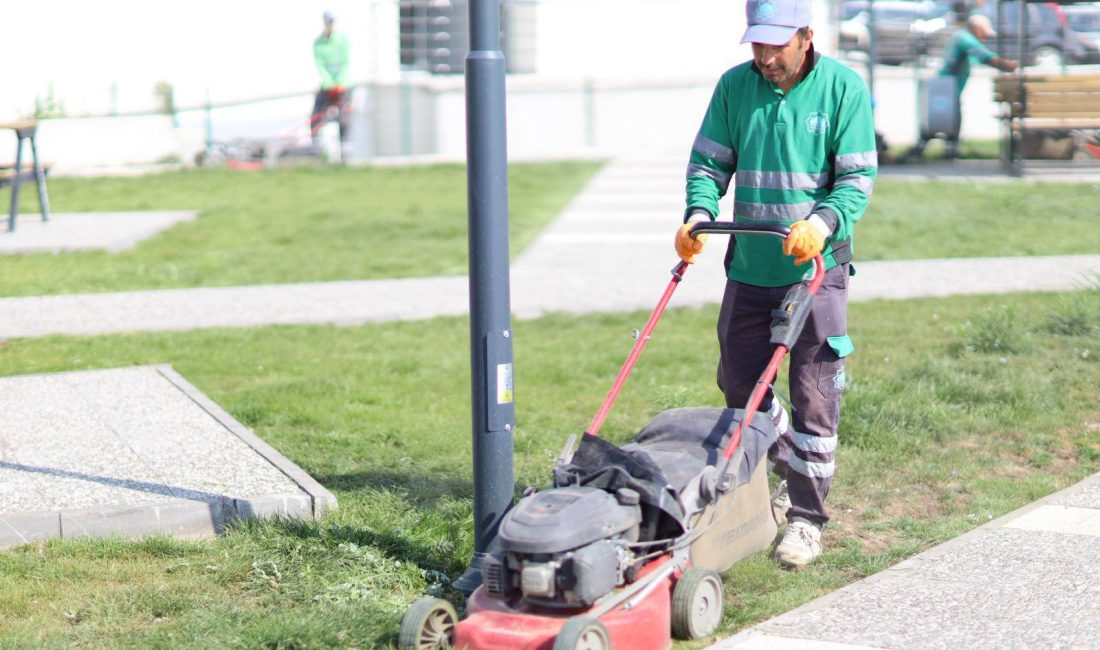 Aksaray Belediyesi, şehir genelinde devam ettiği çalışmalar kapsamında, çim biçme