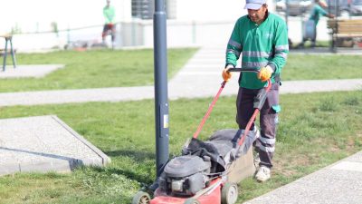 Aksaray Belediyesi, şehir genelinde devam ettiği çalışmalar kapsamında, çim biçme