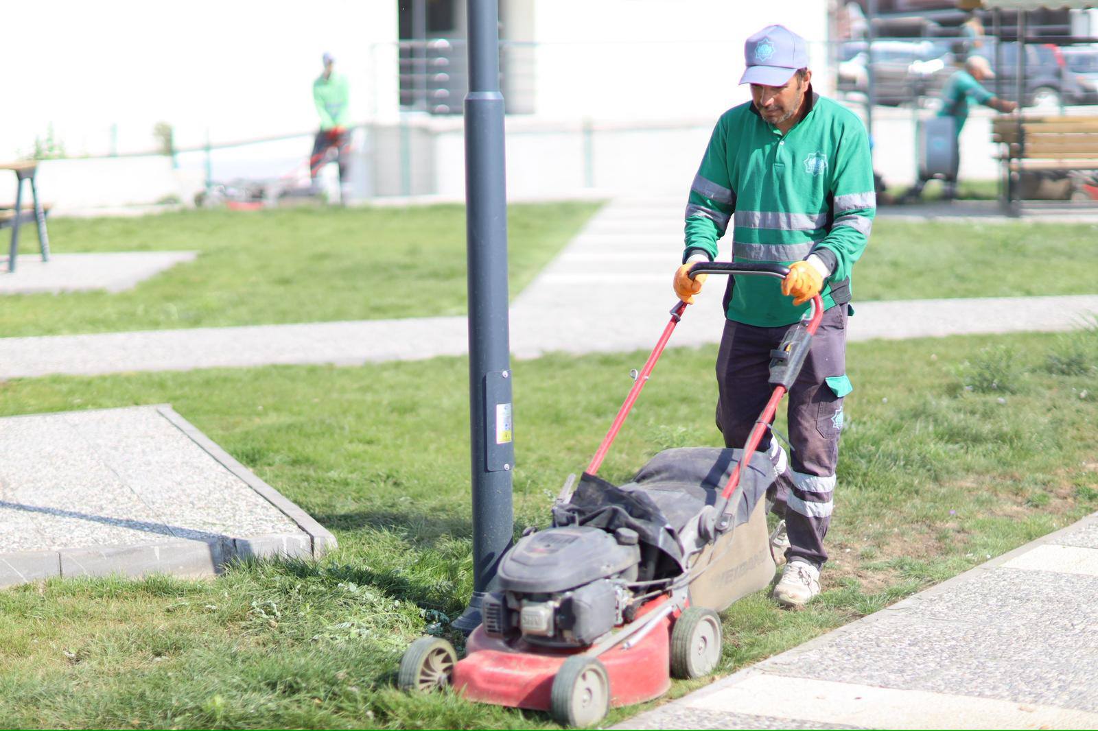 Aksaray Belediyesi, şehir genelinde devam ettiği çalışmalar kapsamında, çim biçme