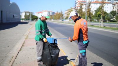 Aksaray Belediyesi, haftanın ilk gününde şehir genelinde yürüttüğü temizlik çalışmalarına