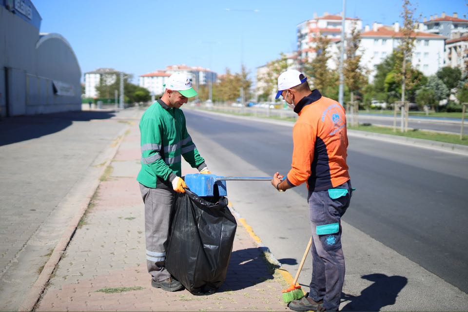 Aksaray Belediyesi, haftanın ilk gününde şehir genelinde yürüttüğü temizlik çalışmalarına