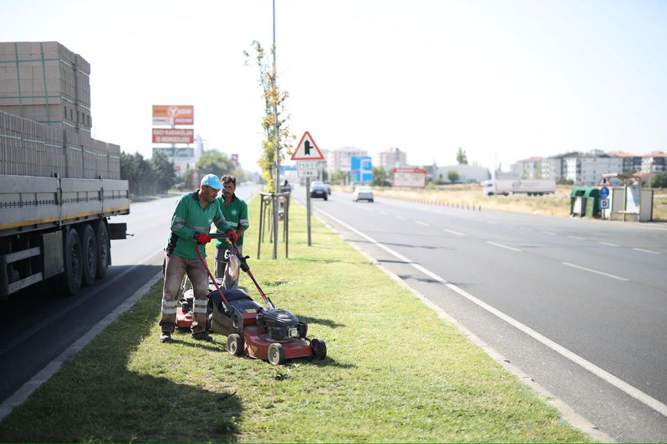 Aksaray Belediyesi tarafından şehir genelinde devam eden çevre düzenleme çalışmaları
