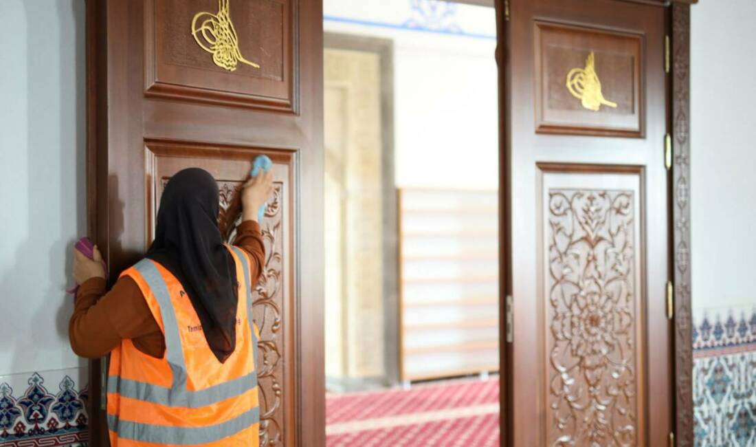 Aksaray Belediyesi, şehir genelinde camilerin temizliği için başlattığı çalışmalarını sürdürüyor.