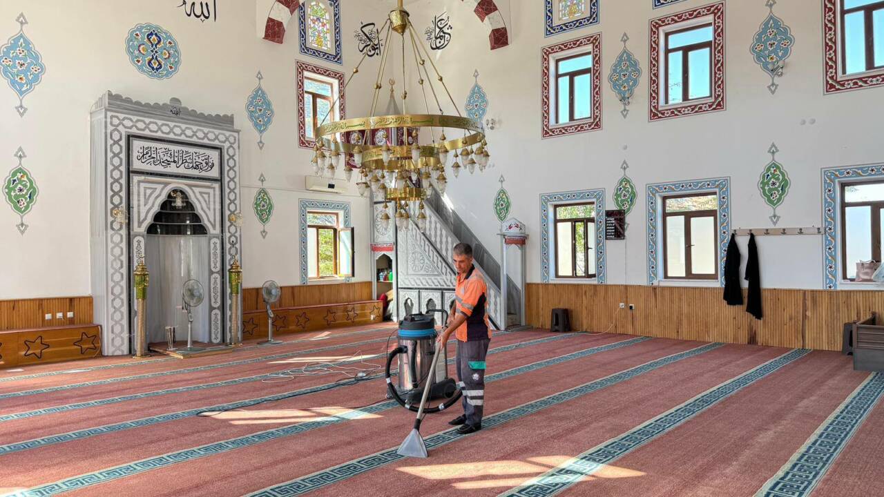 Aksaray Belediyesi, şehir içerisindeki temizlik çalışmalarını aralıksız sürdürüyor. Bu kapsamda