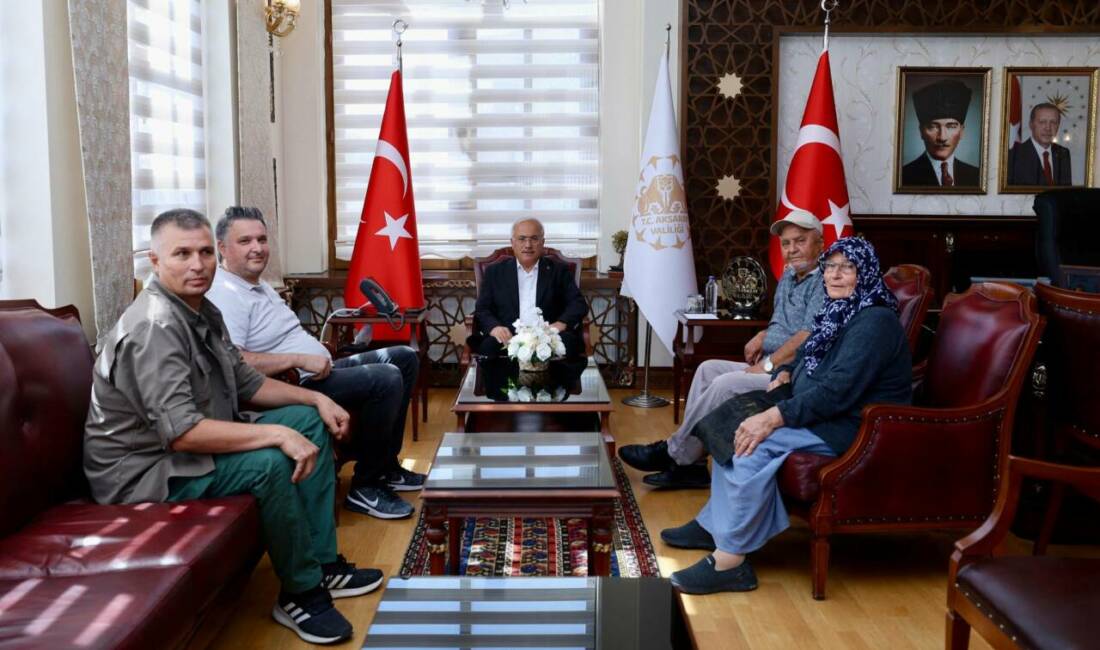 Aksaray Valisi Mehmet Ali Kumbuzoğlu, şehit Serdar Koçak’ın ailesini makamında