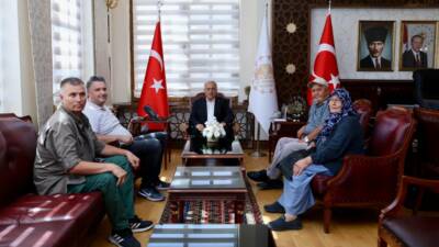 Aksaray Valisi Mehmet Ali Kumbuzoğlu, şehit Serdar Koçak’ın ailesini makamında