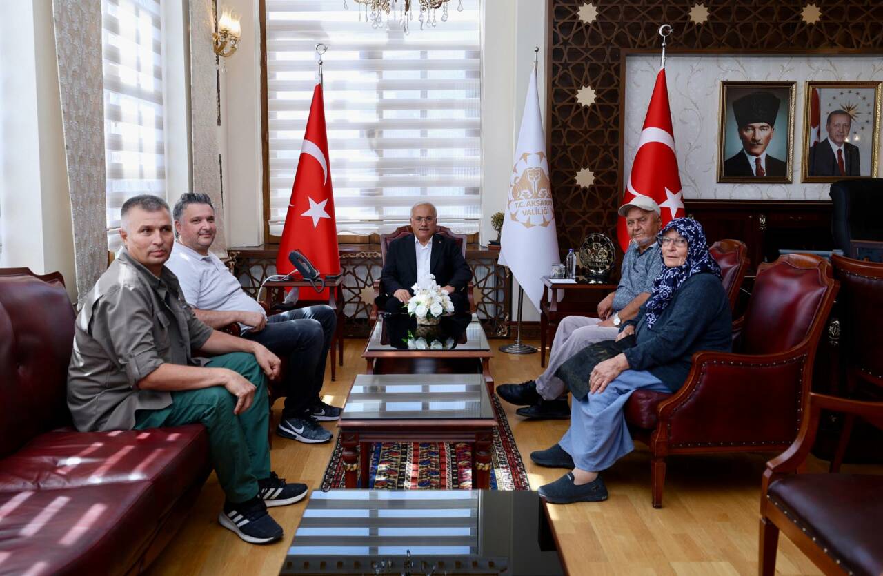 Aksaray Valisi Mehmet Ali Kumbuzoğlu, şehit Serdar Koçak’ın ailesini makamında