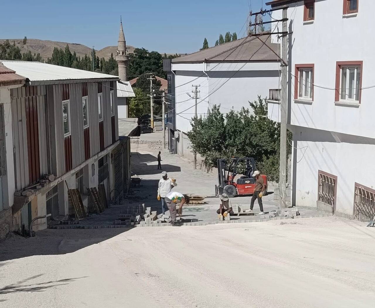 Demirdi Belediyesi, belde genelinde altyapı ve üstyapı çalışmalarına hız kesmeden