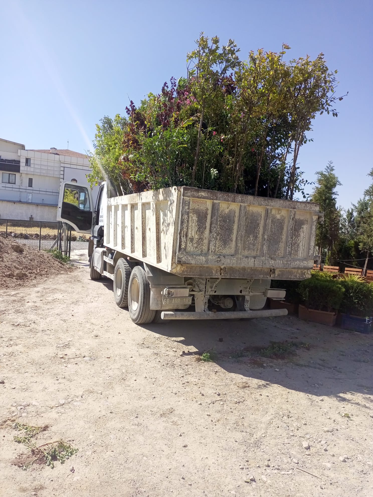 Demirci Belediyesi tarafından yapımına başlanan Millet Bahçesi projesi tüm hızıyla