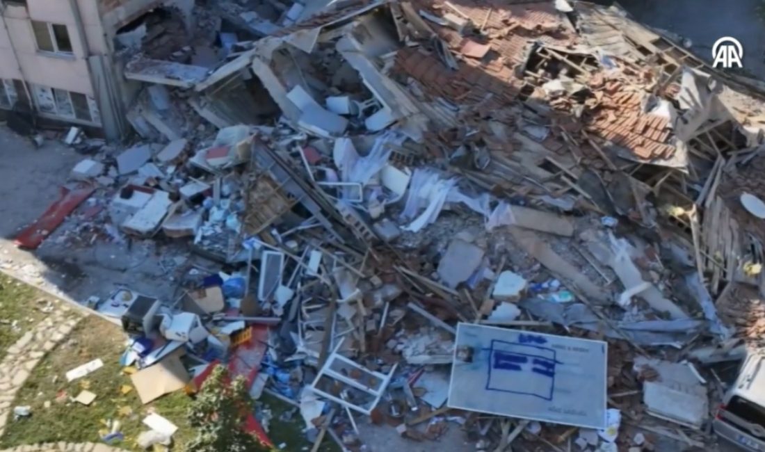 Adalet Bakanı Yılmaz Tunç, Balıkesir Sındırgı merkezli 6,1 büyüklüğündeki depremde yıkılan