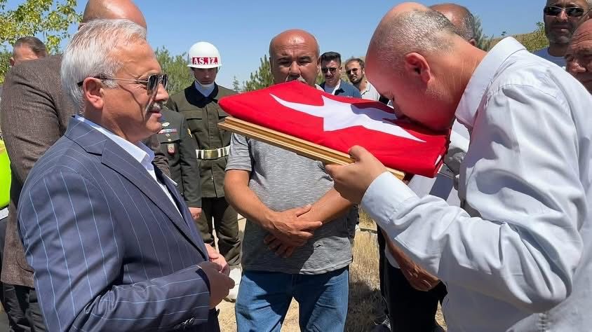Sarıyahşi’de son yolculuğuna uğurlanan Kıbrıs Gazisi Rafet Düğer’in ailesine Vali