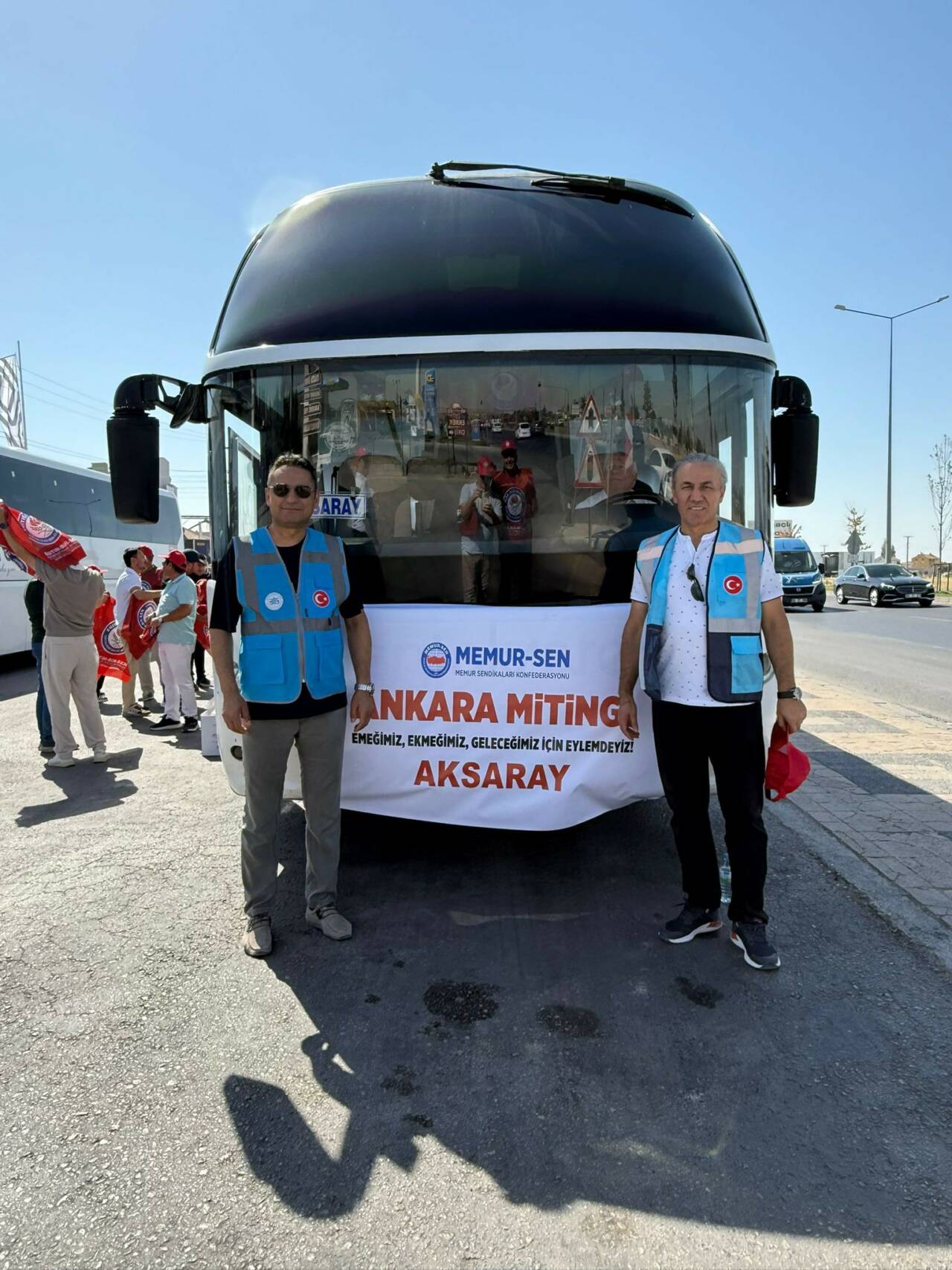 Memur-Sen’in çağrısıyla Türkiye genelinde iş bırakan on binlerce kamu çalışanı,