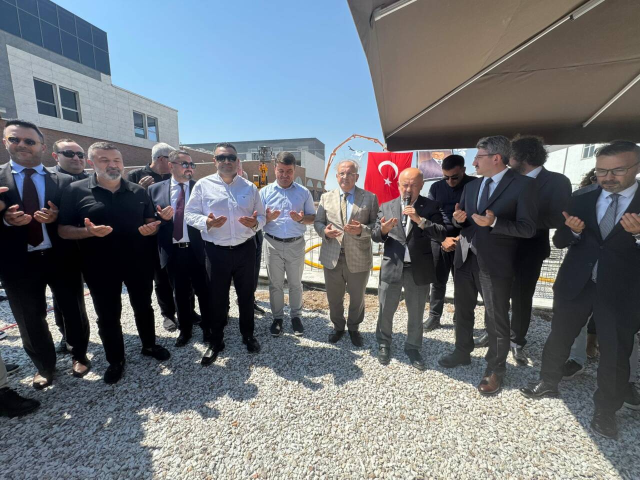 Aksaray’da Selçuk Ecza Deposu’nun yeni hizmet binasının temeli atıldı. Proje