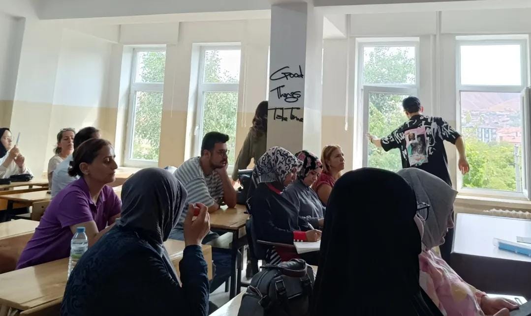 Aksaray Halk Eğitim Merkezi tarafından açılan oryantasyon eğitimi kursu, katılımcıların