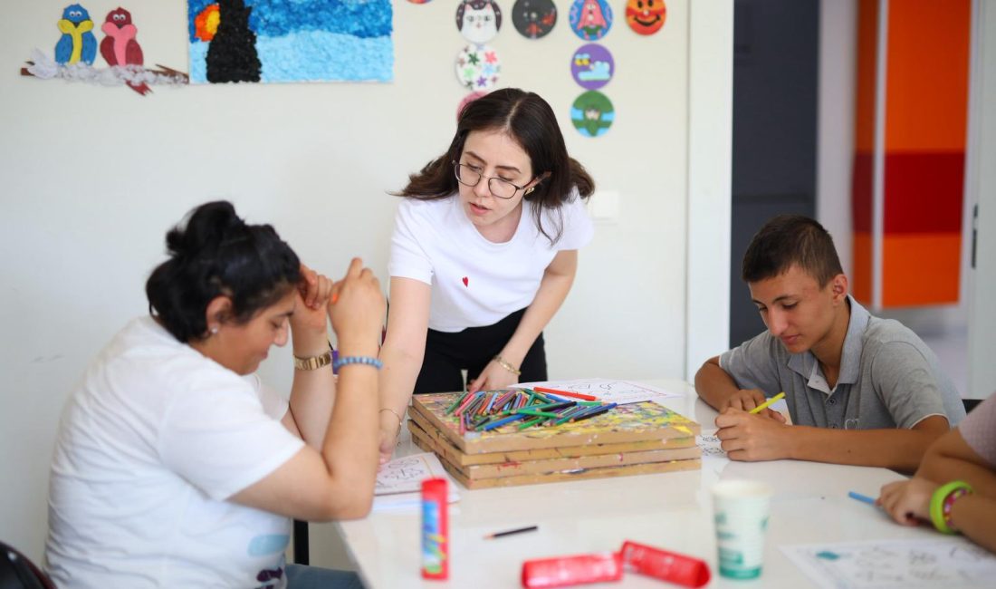 Aksaray’da kalpler engelleri aşıyor Aksaray Belediyesi tarafından hizmete sunulan Engelsiz Yaşam Merkezi, özel bireylerin