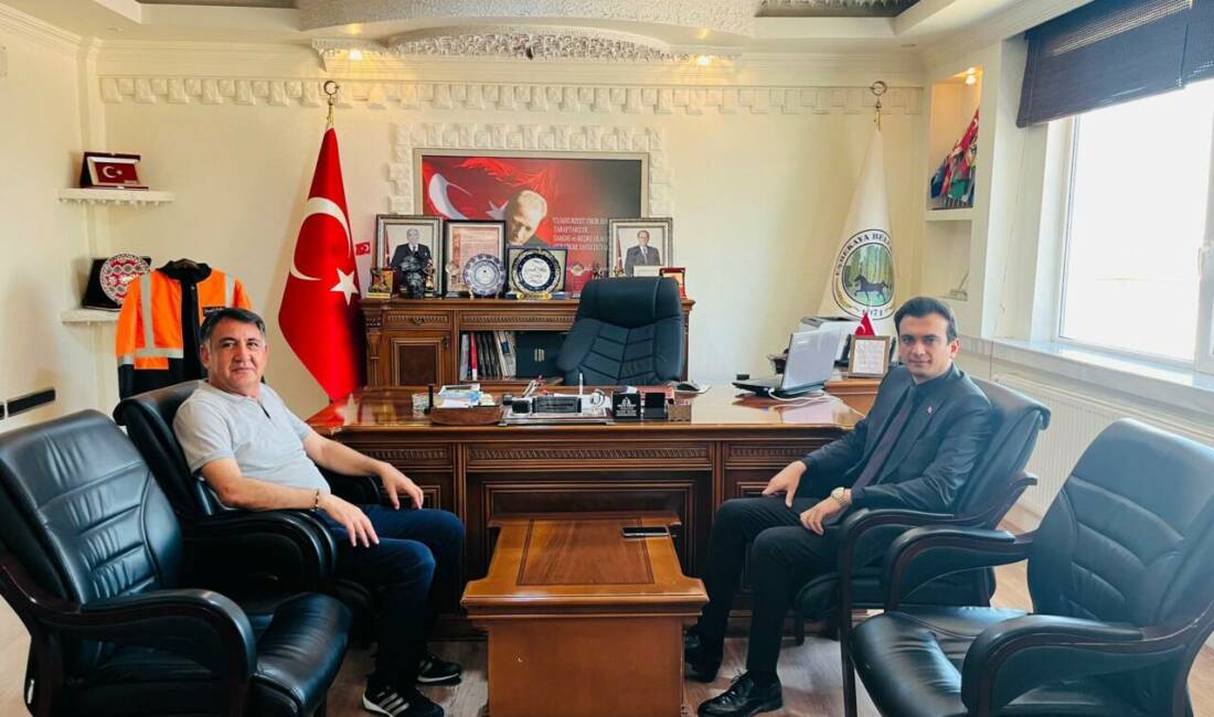 Eskil Kaymakamı Harun Uzar, Eşmekaya Belediye Başkanı İsmail Hakkı Güneş’e