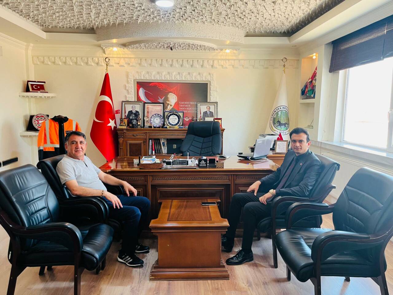 Eskil Kaymakamı Harun Uzar, Eşmekaya Belediye Başkanı İsmail Hakkı Güneş’e