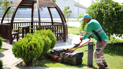 Aksaray Belediyesi, kentteki park ve bahçelerde yürüttüğü düzenli bakım faaliyetleriyle