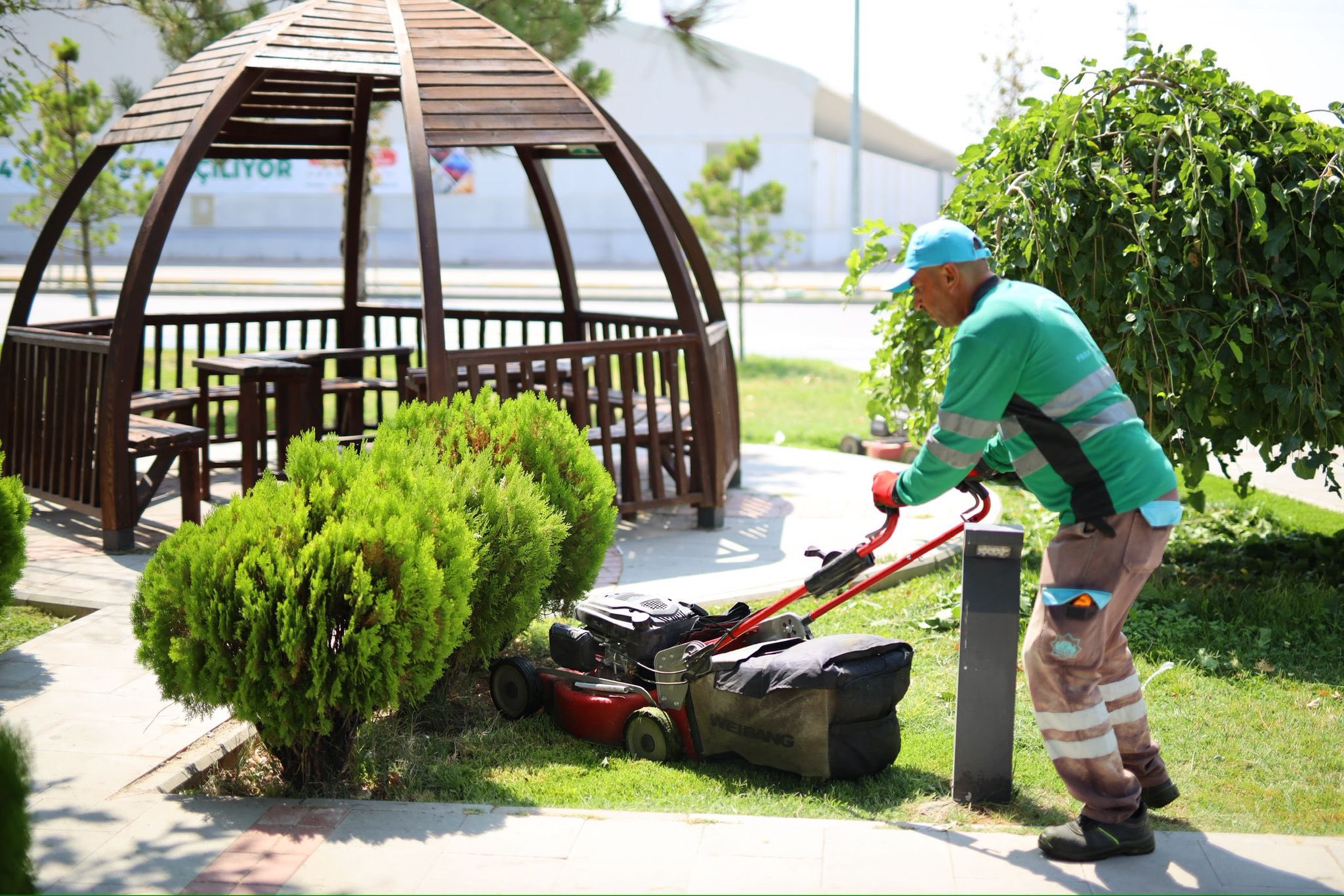 Aksaray Belediyesi, kentteki park ve bahçelerde yürüttüğü düzenli bakım faaliyetleriyle