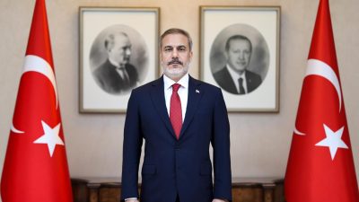 AK Parti’nin Şehir Buluşmaları kapsamında Dışişleri Bakanı Hakan Fidan, beraberinde