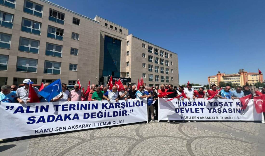 Kamu-Sen Aksaray İl Başkanı Ali Toprak, Milli Eğitim Müdürlüğü önünde