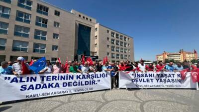 Kamu-Sen Aksaray İl Başkanı Ali Toprak, Milli Eğitim Müdürlüğü önünde