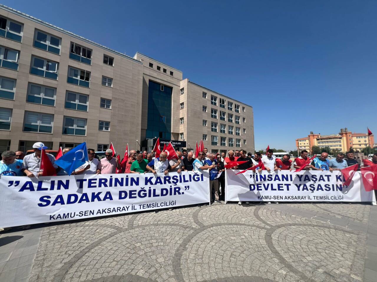 Kamu-Sen Aksaray İl Başkanı Ali Toprak, Milli Eğitim Müdürlüğü önünde