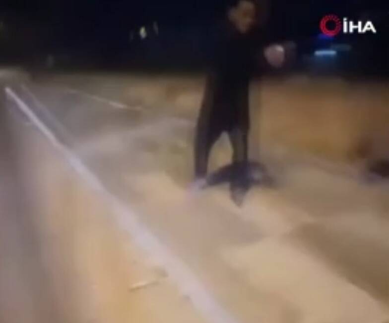 Ankara'nın Çankaya ilçesinde yaşanan trafik tartışmasında 1 kişi silahla açılan