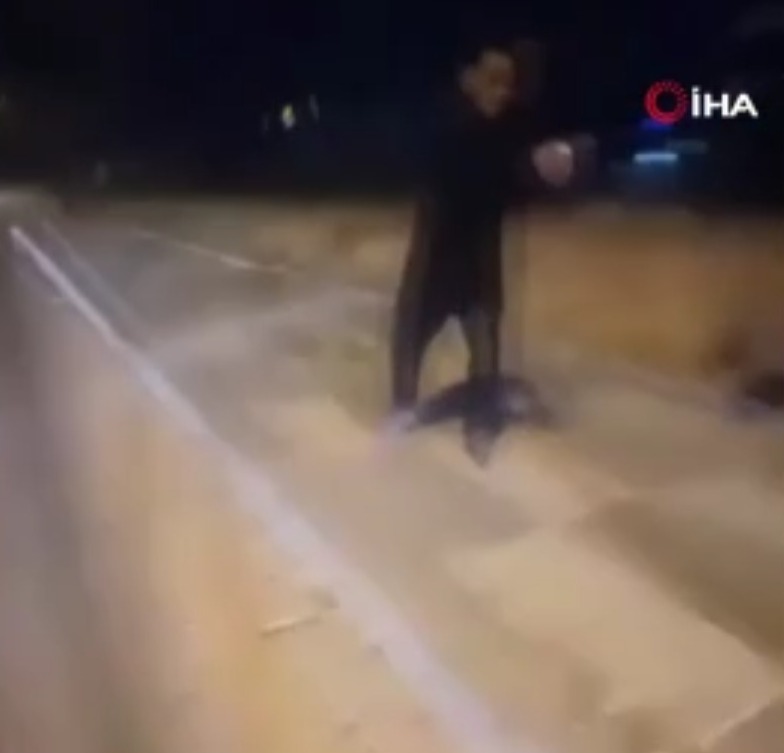 Ankara'nın Çankaya ilçesinde yaşanan trafik tartışmasında 1 kişi silahla açılan