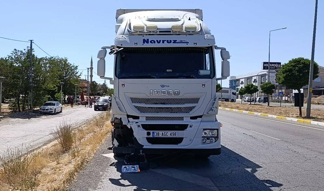 Sivas'ın Şarkışla ilçesinde yaşanan olayda elektrikli motosiklet tırla çarpıştı. Kazada