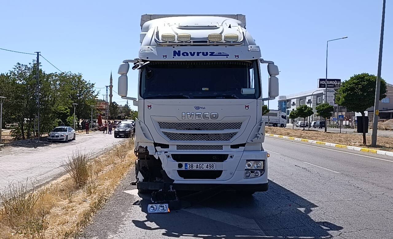 Sivas'ın Şarkışla ilçesinde yaşanan olayda elektrikli motosiklet tırla çarpıştı. Kazada
