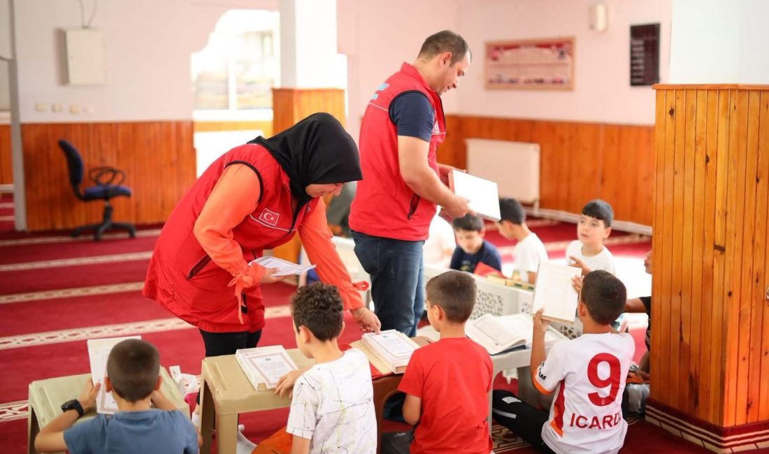 Aksaray Belediye Başkanı Evren Dinçer, Kur’an Kurslarında eğitimini tamamlayan çocuklara