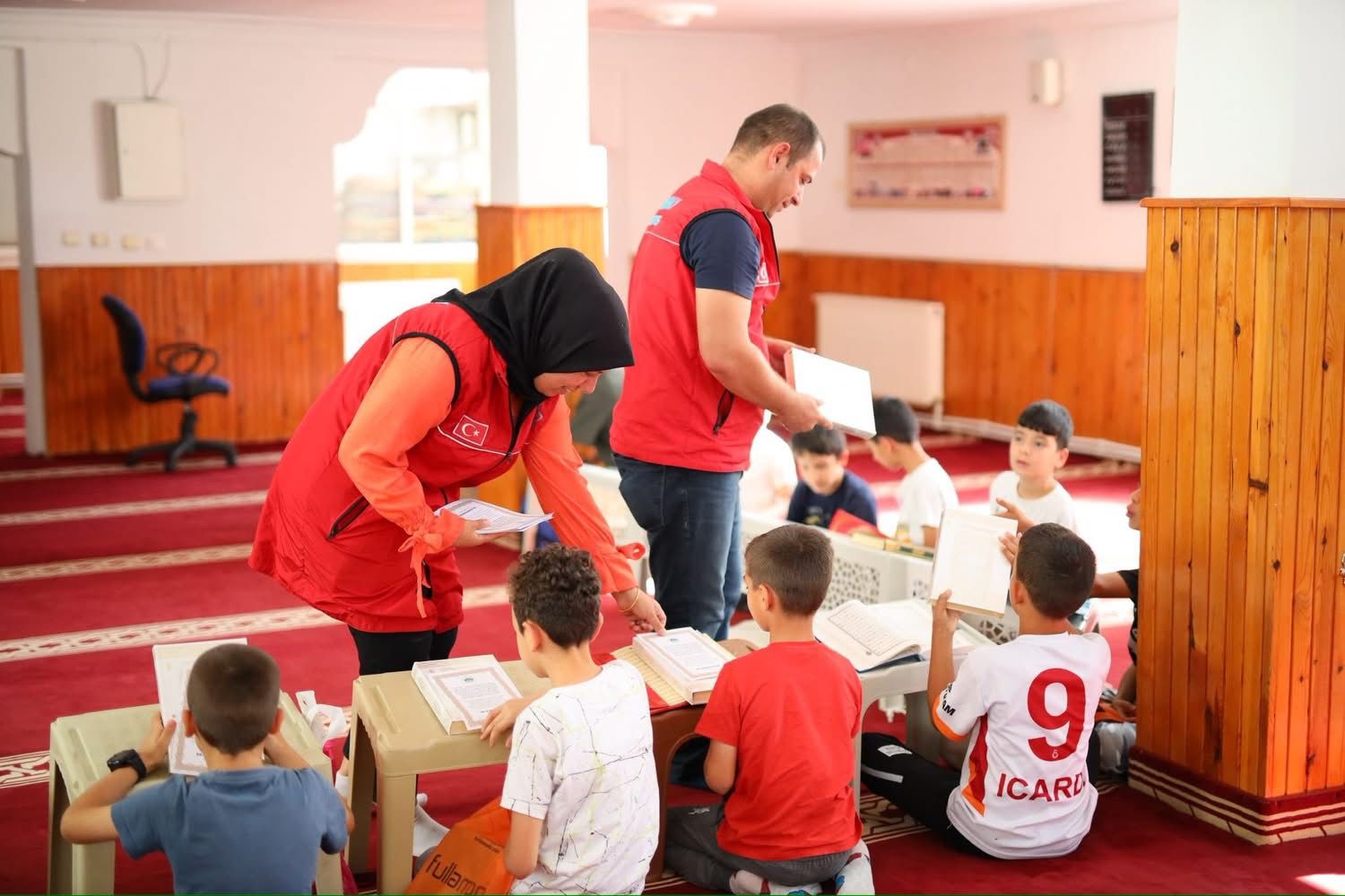 Aksaray Belediye Başkanı Evren Dinçer, Kur’an Kurslarında eğitimini tamamlayan çocuklara