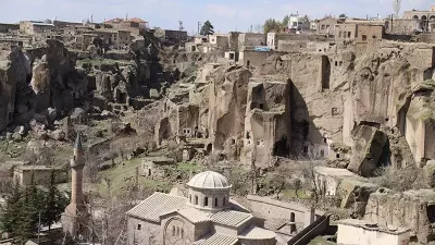 Aksaray’ın Güzelyurt ilçesinde yer alan Manastır Vadisi, barındırdığı 28 kilise,