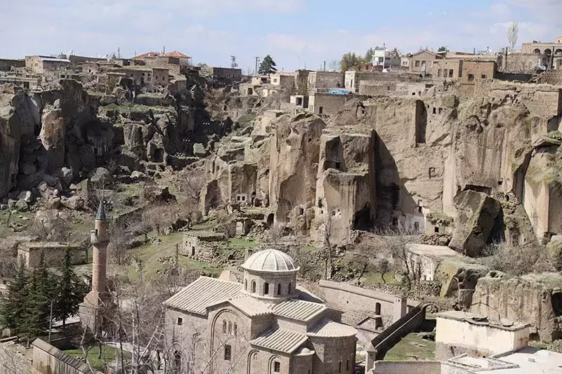 Aksaray’ın Güzelyurt ilçesinde yer alan Manastır Vadisi, barındırdığı 28 kilise,