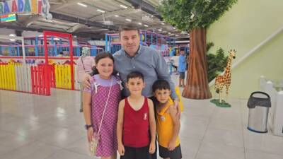 Aksaray Belediyesi’nin İstiklal Mahallesi’nde hizmete sunduğu Çocuk Eğlence Merkezi, açılışının