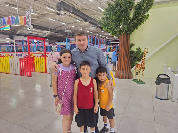 Aksaray Belediyesi’nin İstiklal Mahallesi’nde hizmete sunduğu Çocuk Eğlence Merkezi, açılışının
