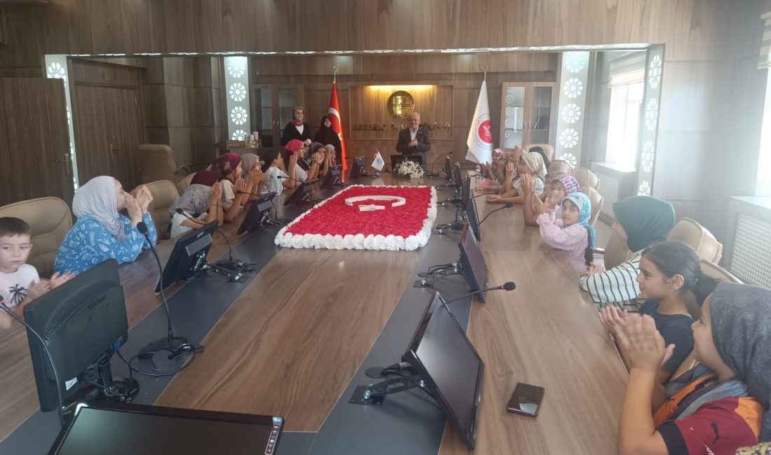Cemaleddin Aksarayi Camii öğrencileri, harçlıklarını kumbaralarda biriktirip Gazze’ye bağışlayarak örnek