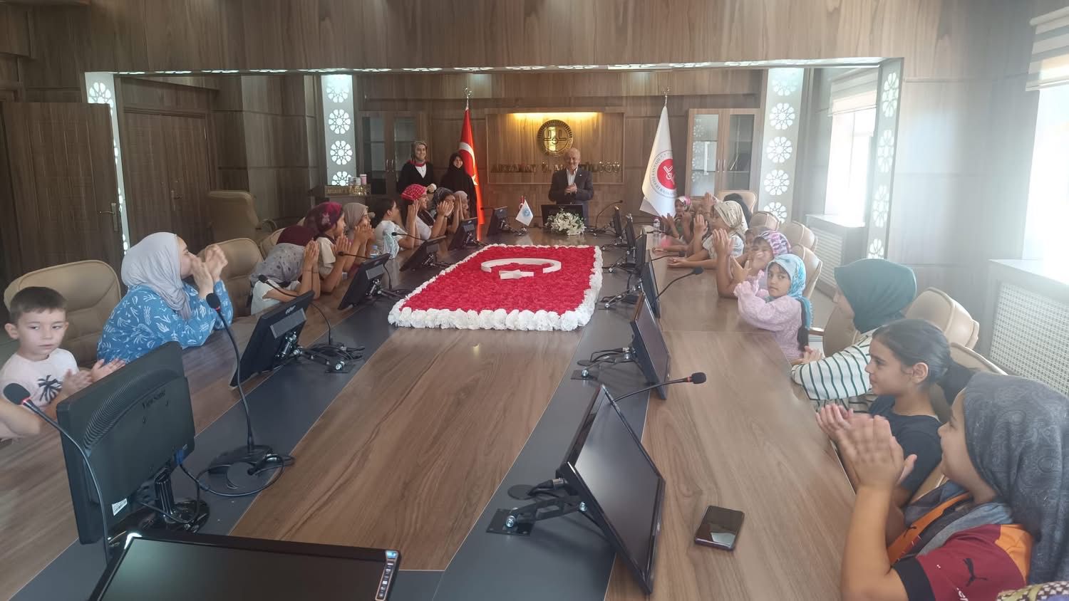 Cemaleddin Aksarayi Camii öğrencileri, harçlıklarını kumbaralarda biriktirip Gazze’ye bağışlayarak örnek